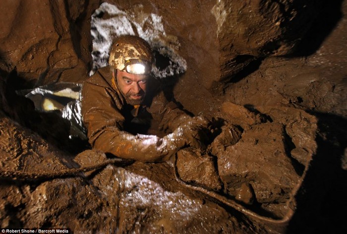 Nhà thám hiểm Hugh St Lawrence đang di chuyển đất đá để thông thoáng đường hầm